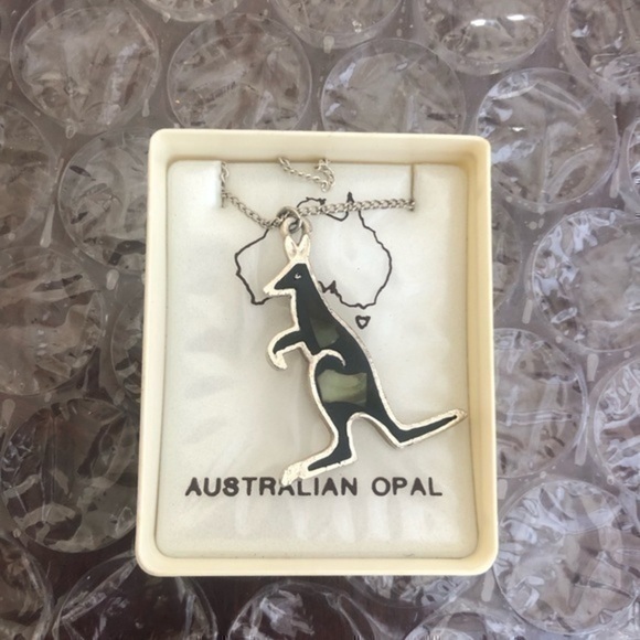 Vintage Australian opal kangaroo brooch - Picture 1 of 3